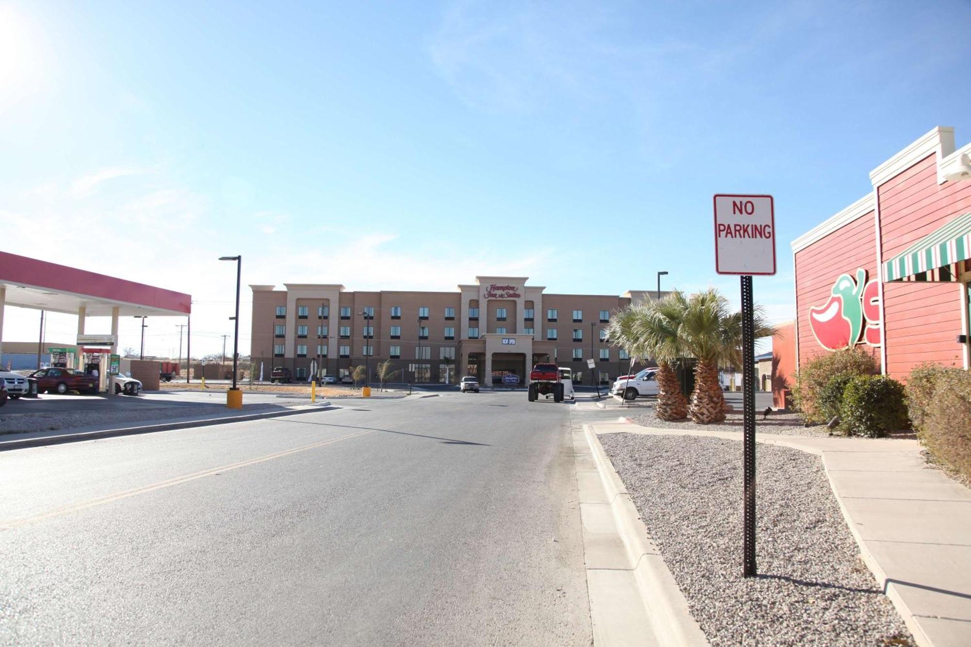 Hampton Inn & Suites Carlsbad Exterior photo